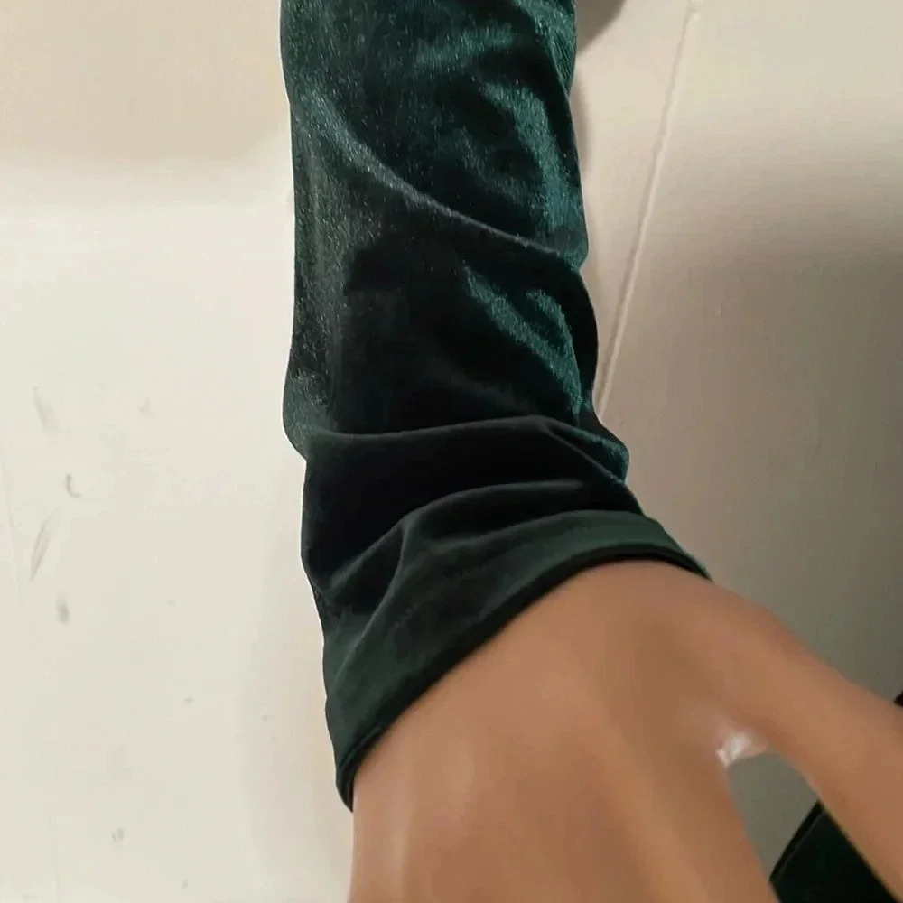 Guberry Elegant Green Velvet Wrap Dress - Picture 6 of 10